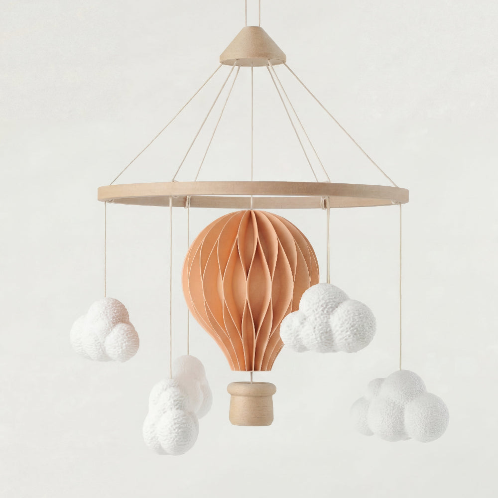 Minimalistisk uro til baby med luftballon i dansk design i varm o farverosa
