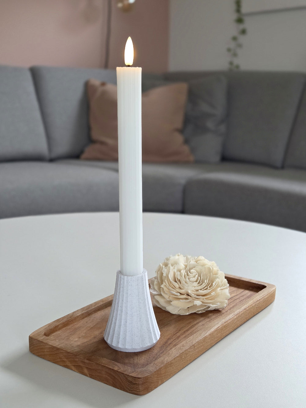 Marmor ARC lysestage med kronelys på træbakke i skandinavisk stue – bæredygtigt dansk design