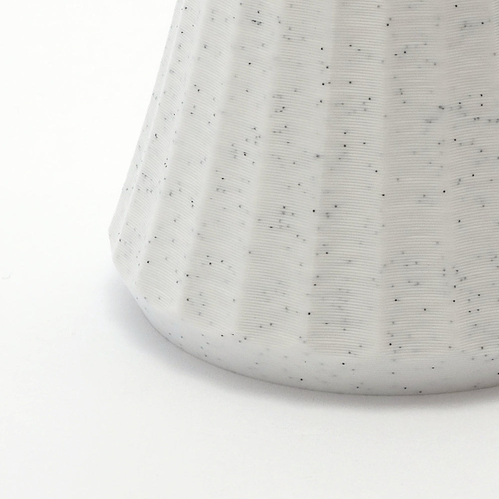 Nærbillede af hvid marmoreret lysestage i riflet design – dansk bæredygtigt interiør