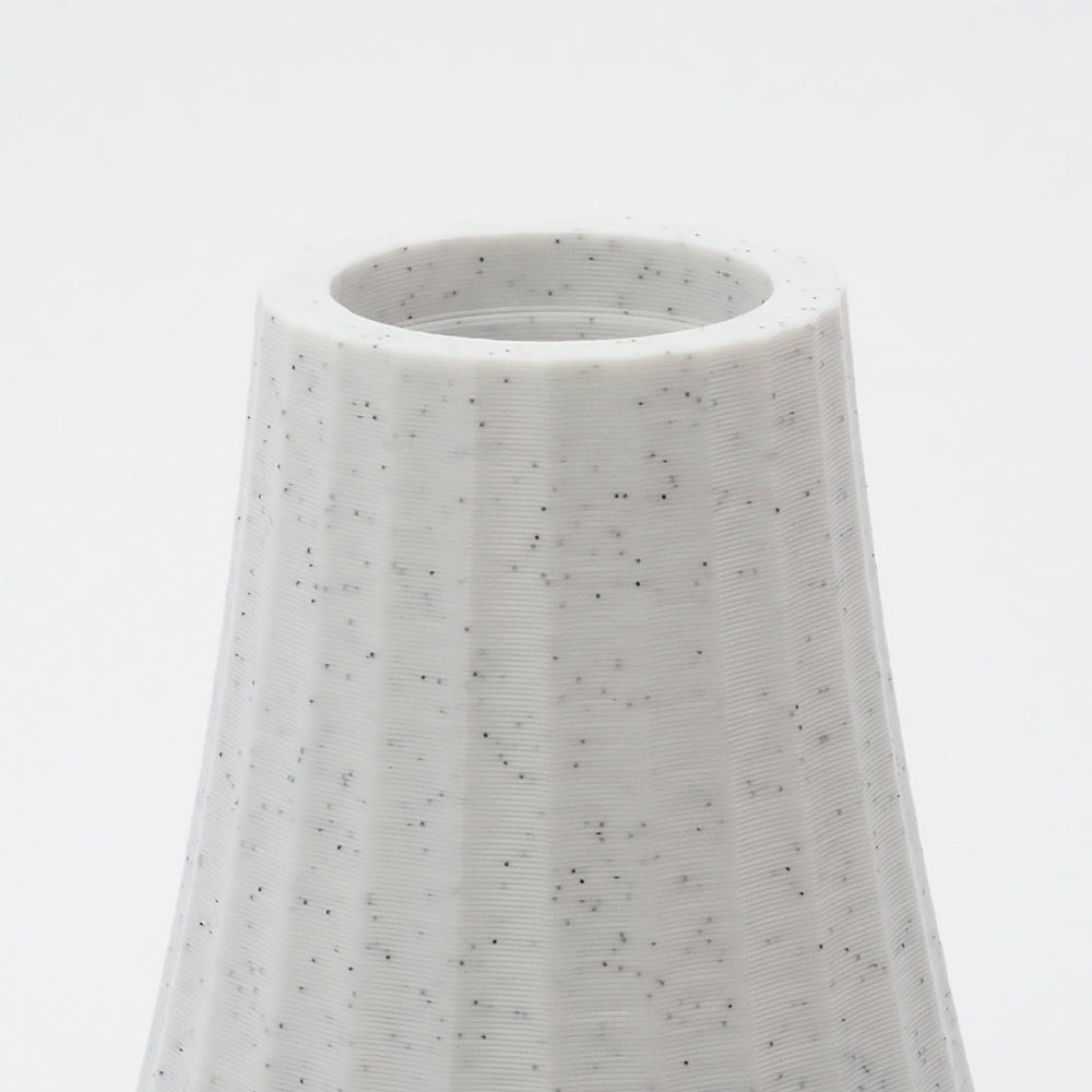 Nærbillede af hvid marmoreret lysestage i riflet design – dansk bæredygtigt interiør