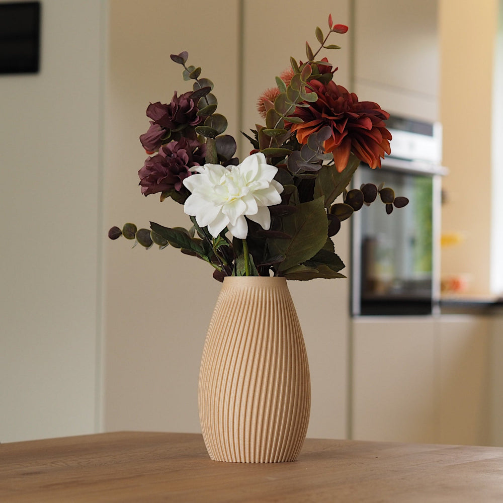 Moderne vase i birk til tørrede blomster