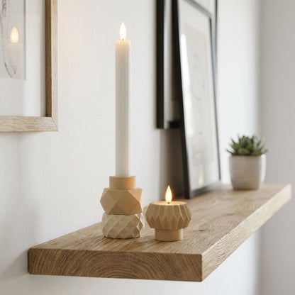 MODUL design candlestack lysestage i neutrale farver med tændt LED-kronelys, vist som rolig og moderne pynt til hjemmet.