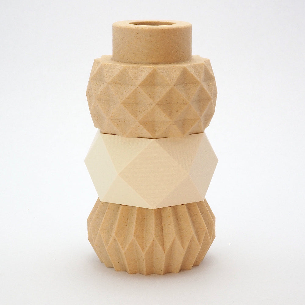 Stakket MODUL lysestage med tre geometriske moduler i birk og cream, egnet til både LED-fyrfadslys og kronelys.