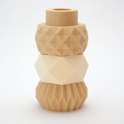 Stakket MODUL lysestage med tre geometriske moduler i birk og cream, egnet til både LED-fyrfadslys og kronelys.