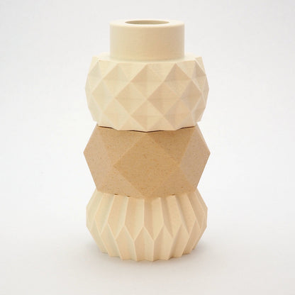 Stakket MODUL lysestage i cream og birk nuancer, et fleksibelt design til både LED-fyrfadslys og kronelys.