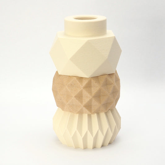 Stakket MODUL lysestage i cream og birk nuancer, et fleksibelt design til både LED-fyrfadslys og kronelys.