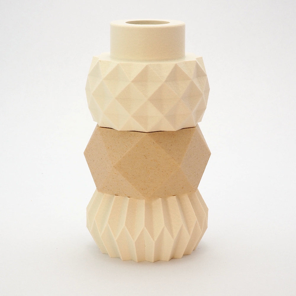 Stakket MODUL lysestage i cream og birk nuancer, et fleksibelt design til både LED-fyrfadslys og kronelys.