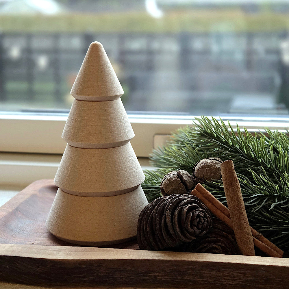 MODUL juletræ lysestage i stille vinduesopstilling med gran og kogler – sanselig juledekoration med blødt lys og roligt udtryk