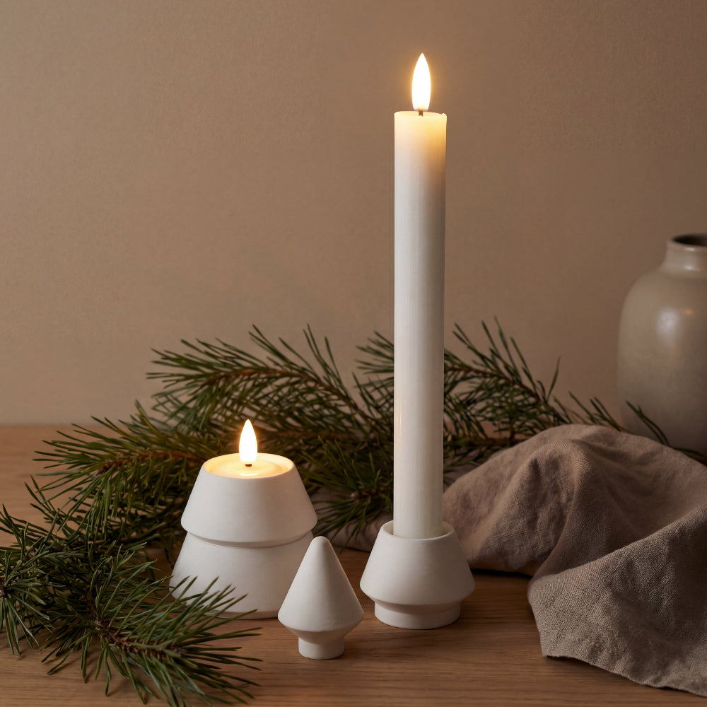 Modul LED lysestage opdelt i dele med kronelys og fyrfadslys – fleksibel julepynt i dansk design i hvid