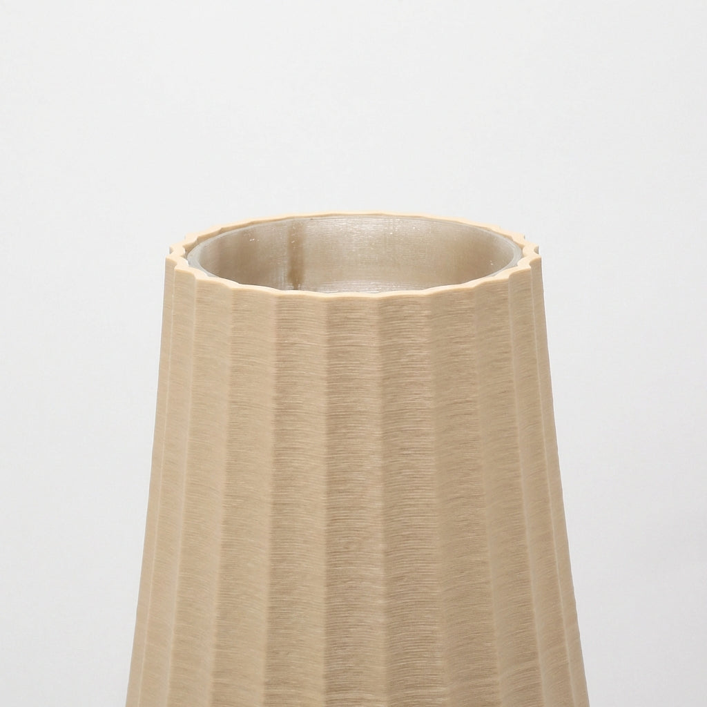 Detalje af riflet struktur på ARC vase i beige