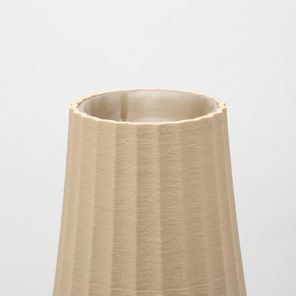 Detalje af riflet struktur på ARC vase i beige