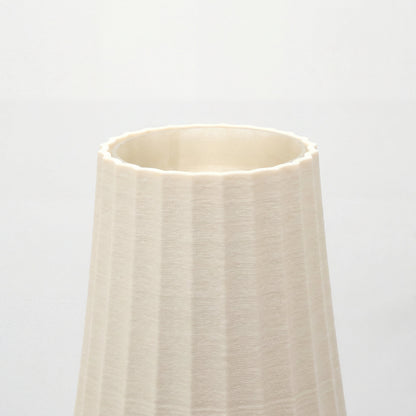 Nærbillede af ARC vase i cream med fine lodrette riller