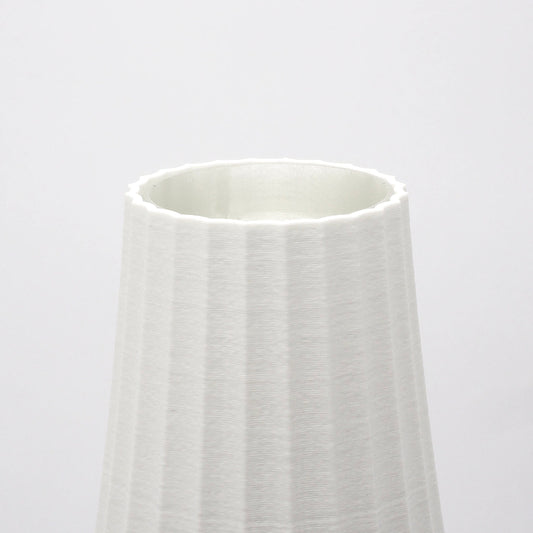Nærbillede af mat hvid ARC vase med lodrette riller