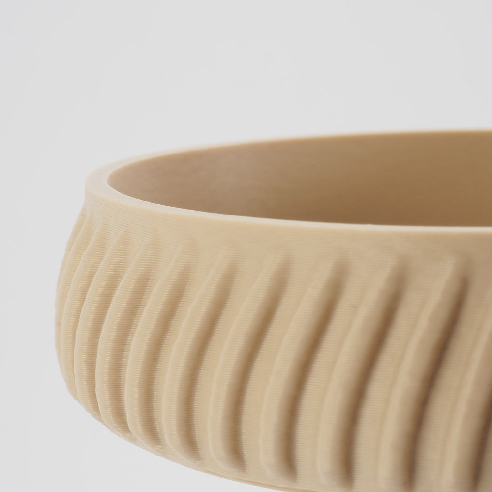 Nærbillede af riflet struktur og overflade på beige smykkeskål – danskproduceret med omtanke