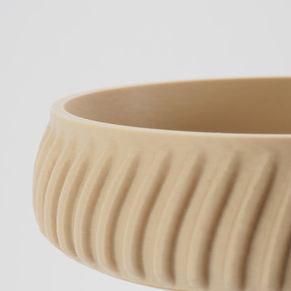 Nærbillede af riflet struktur og overflade på beige smykkeskål – danskproduceret med omtanke