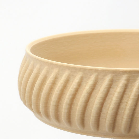 Nærbillede af riflet struktur og overflade på beige smykkeskål – danskproduceret med omtanke
