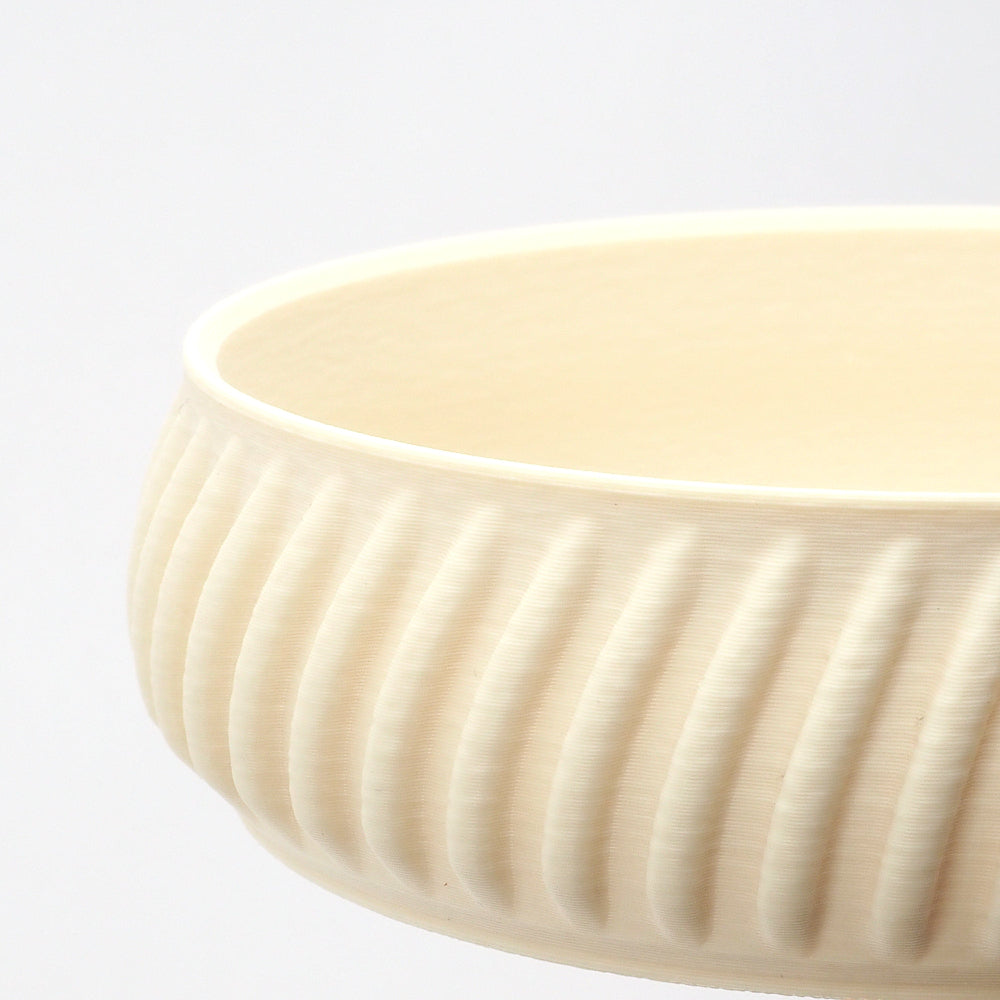 Nærbillede af riflet struktur og overflade på cream smykkeskål – dansk design med omtanke