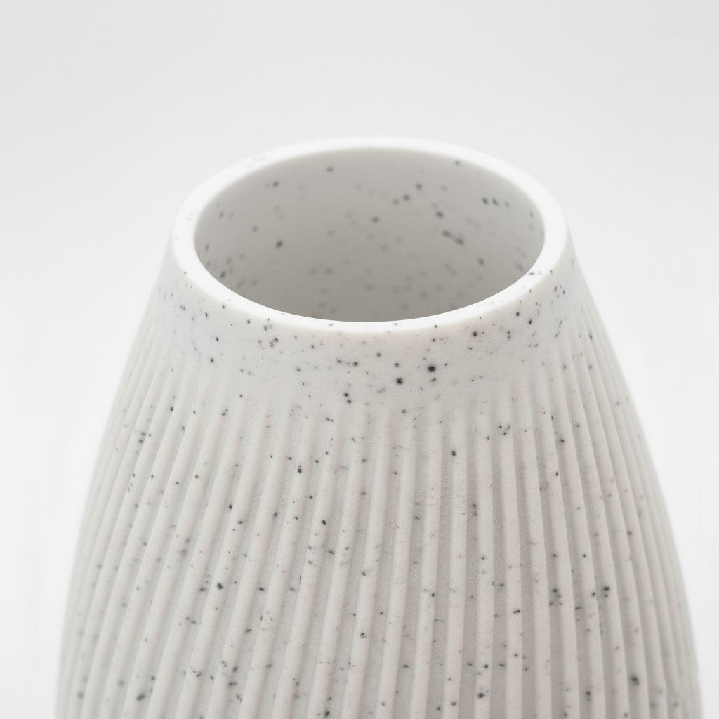 Nærbillede af riflet struktur og overflade på FLUTE marmor vase – dansk design skabt med omtanke