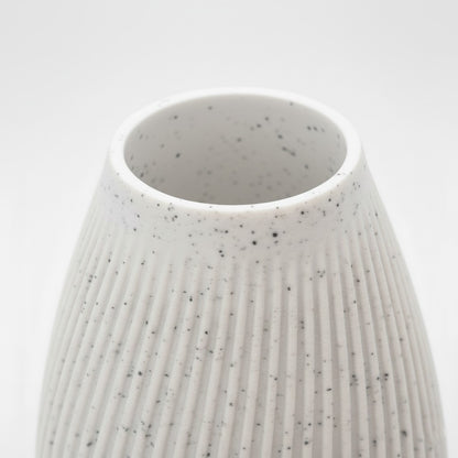 Nærbillede af riflet struktur og overflade på FLUTE marmor vase – dansk design skabt med omtanke