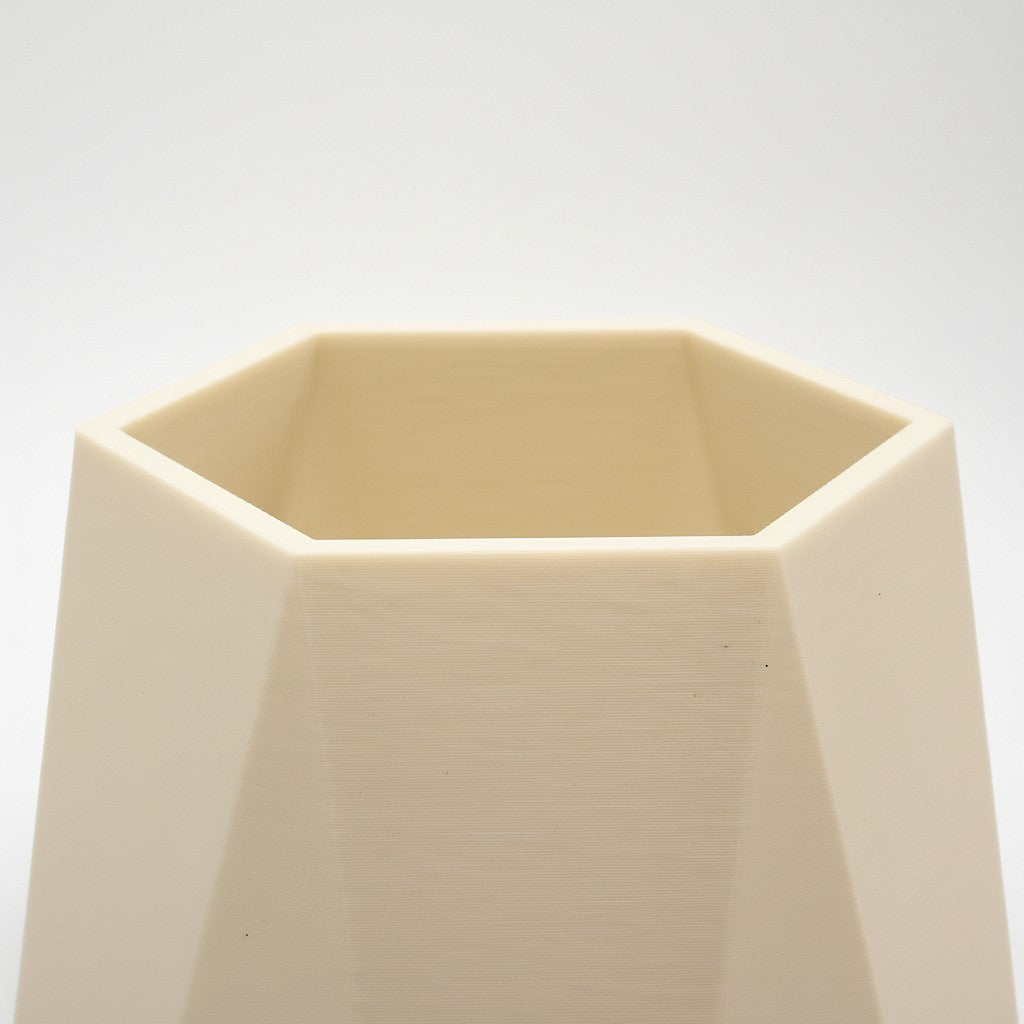 Nærbillede af kanter og åbning på GEOMETRIC hvid vase med matte detaljer i dansk design