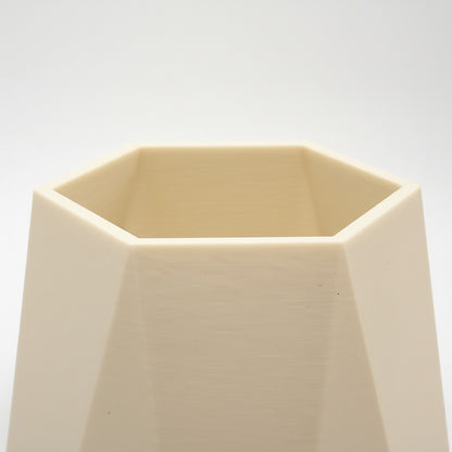 Nærbillede af kanter og åbning på GEOMETRIC hvid vase med matte detaljer i dansk design