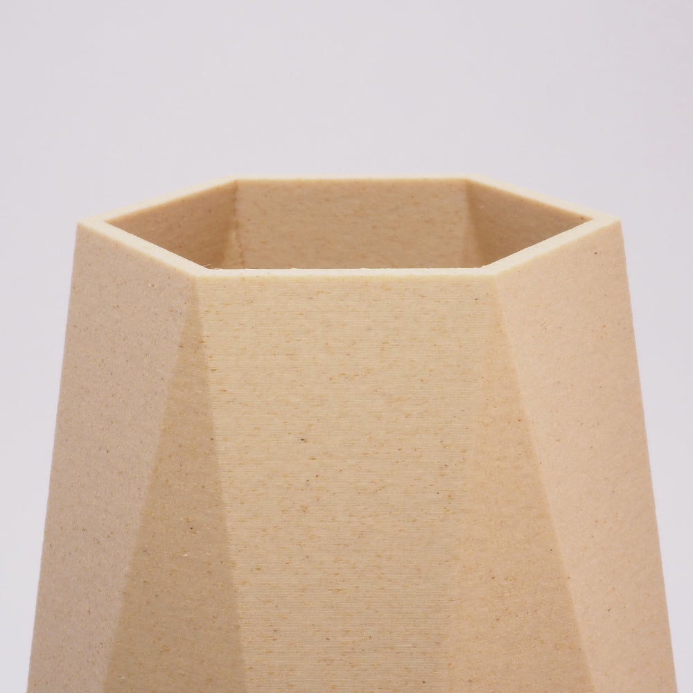 Nærbillede af kanter og åbning på GEOMETRIC birk vase med matte detaljer i dansk design