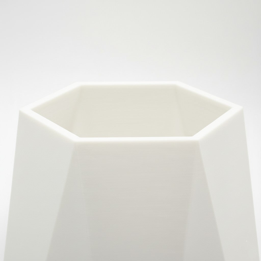 Nærbillede af kanter og åbning på GEOMETRIC hvid vase med matte detaljer i dansk design