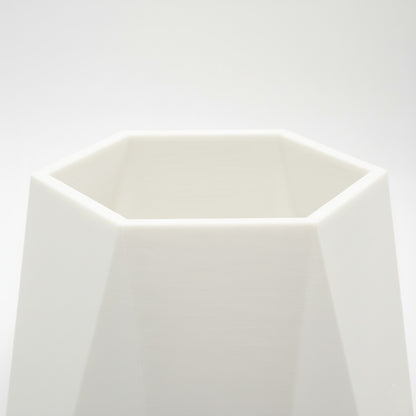 Nærbillede af kanter og åbning på GEOMETRIC hvid vase med matte detaljer i dansk design