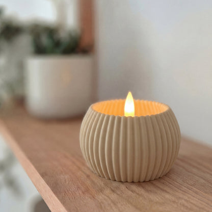 RIBB fyrfadsstage i beige på hylden - bæredygtig dansk design i 3D print