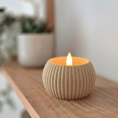 RIBB fyrfadsstage i birk placeret på hylden, med ribbet overflade og rund form - enkelt og tidløst dansk design produceret med omtanke og minimal spild.