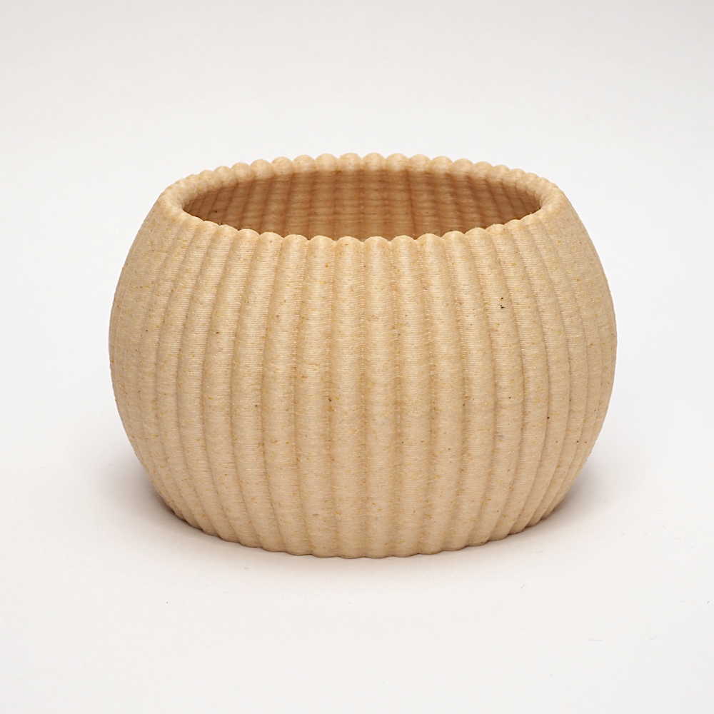 RIBB fyrfadsstage i birk med ribbet overflade og rund form – enkelt og tidløst dansk design produceret med omtanke og minimal spild.