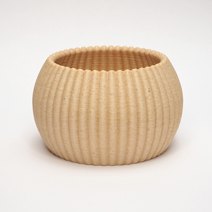 RIBB fyrfadsstage i birk med ribbet overflade og rund form – enkelt og tidløst dansk design produceret med omtanke og minimal spild.