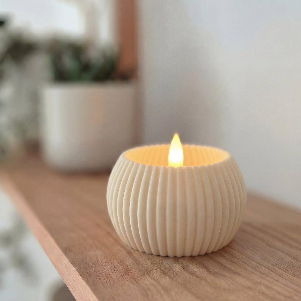 RIBB fyrfadsstage i cream på hylden - bæredygtig dansk design i 3D print