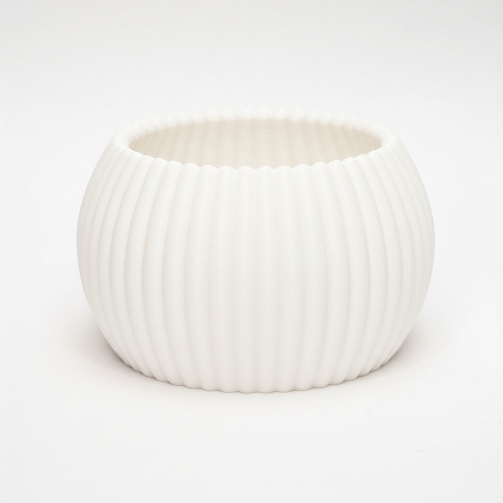 RIBB fyrfadsstage i hvid med ribbet overflade og rund form – enkelt og tidløst dansk design produceret med omtanke og minimal spild.
