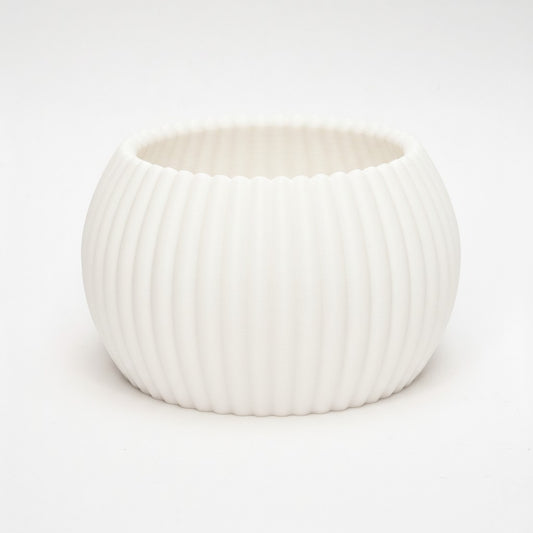 RIBB fyrfadsstage i hvid med ribbet overflade og rund form – enkelt og tidløst dansk design produceret med omtanke og minimal spild.