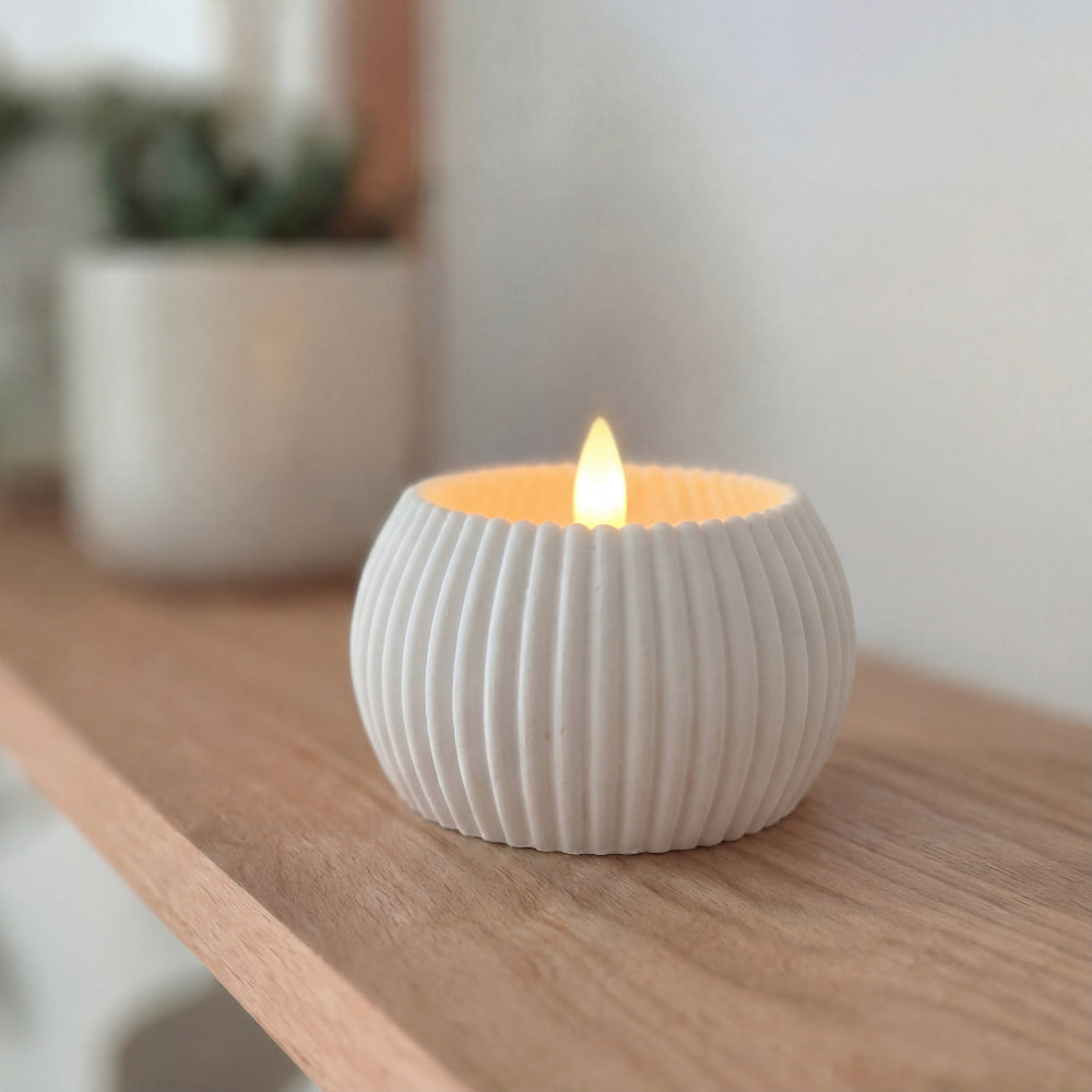 RIBB fyrfadsstage i hvid på hylden - bæredygtig dansk design i 3D print