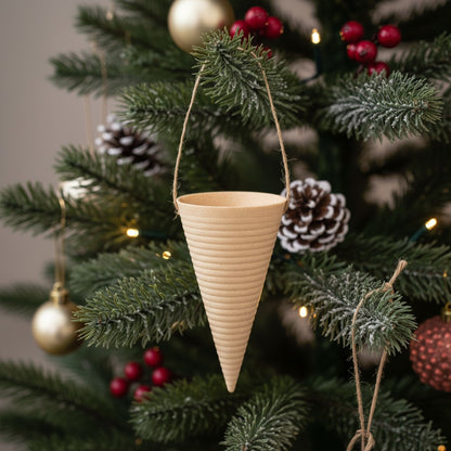 Riflet kræmmerhus i birk som klassisk julepynt til juletræ eller gren