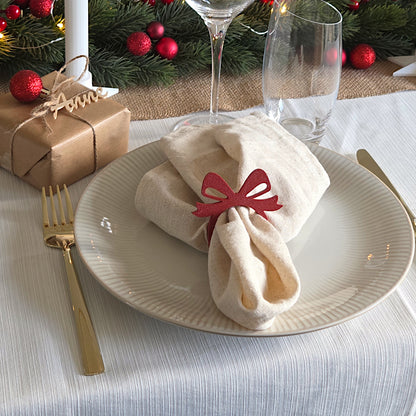 Servietring med sløjfe design på serviet ved opdækket spisebord