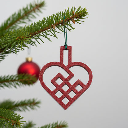 Rødt flet hjerte julepynt hængt på gren – egnet til juletræ, adventsgaver, vinduer og dekorative grene