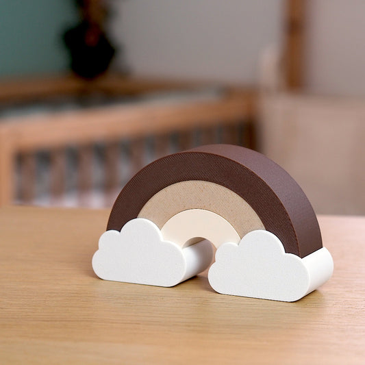 Regnbue dekoration til børneværelse i dansk design placeret ved sengen