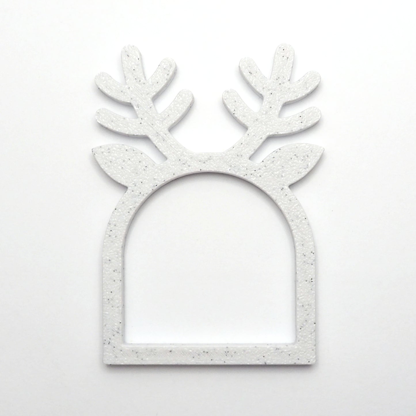 Hvid rensdyr servietring i marmorlook med gevirdetaljer, perfekt som juleservietring til borddækning set fra bagsiden