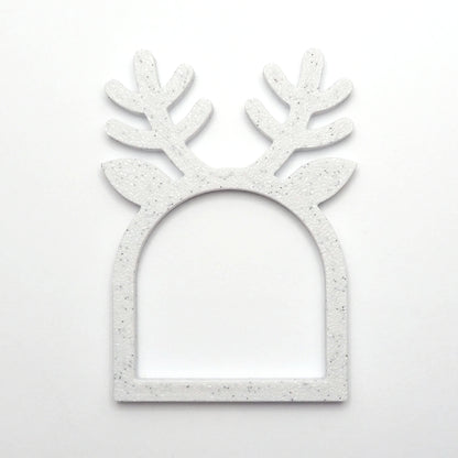 Hvid rensdyr servietring i marmorlook med gevirdetaljer, perfekt som juleservietring til borddækning set fra bagsiden