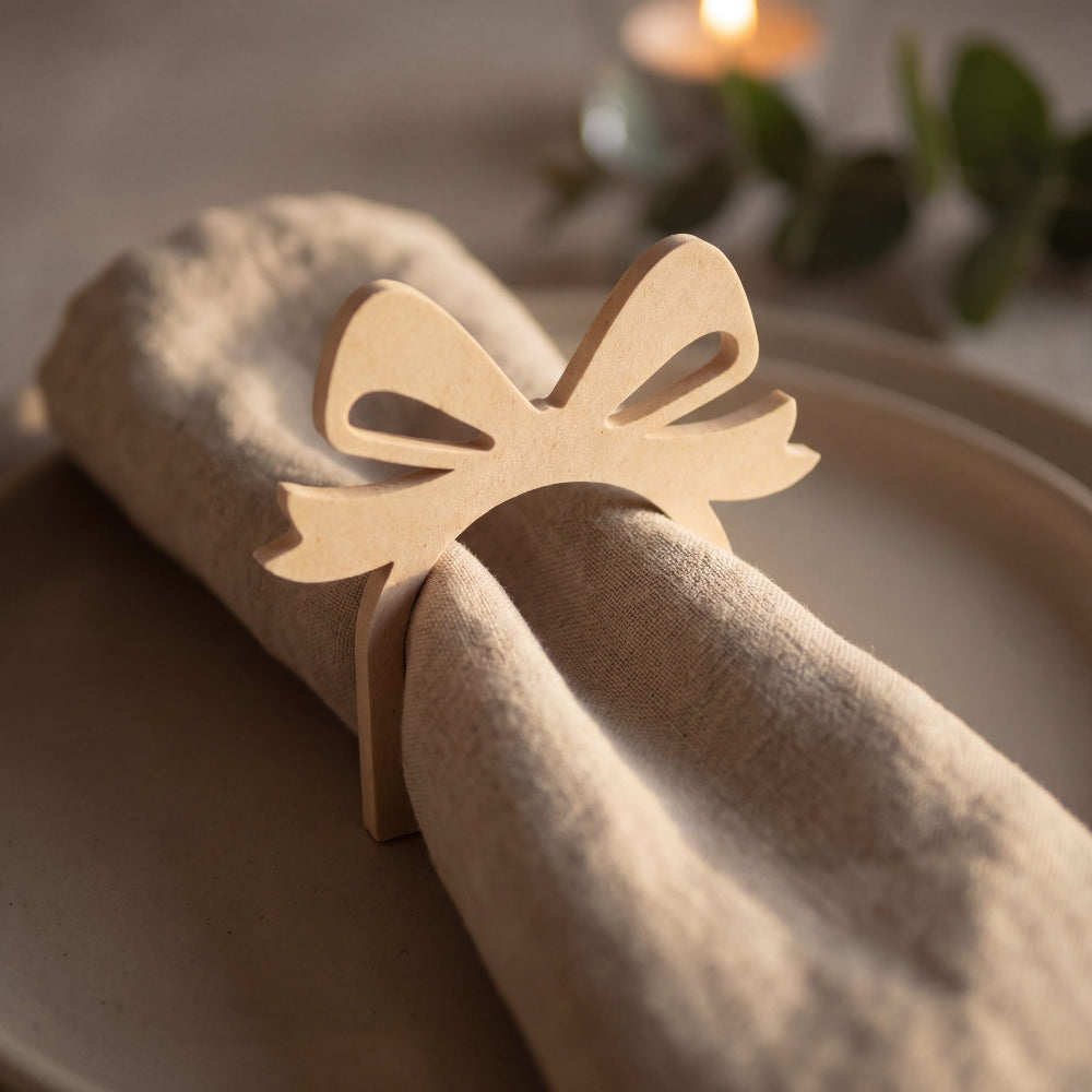 Jul Servietring med sløjfe design placeret på dækket julebord med serviet