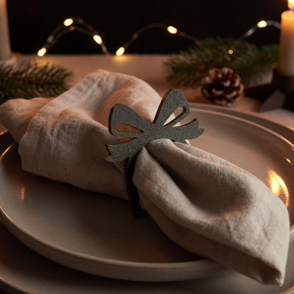 Jul Servietring med sløjfe design placeret på dækket julebord med serviet