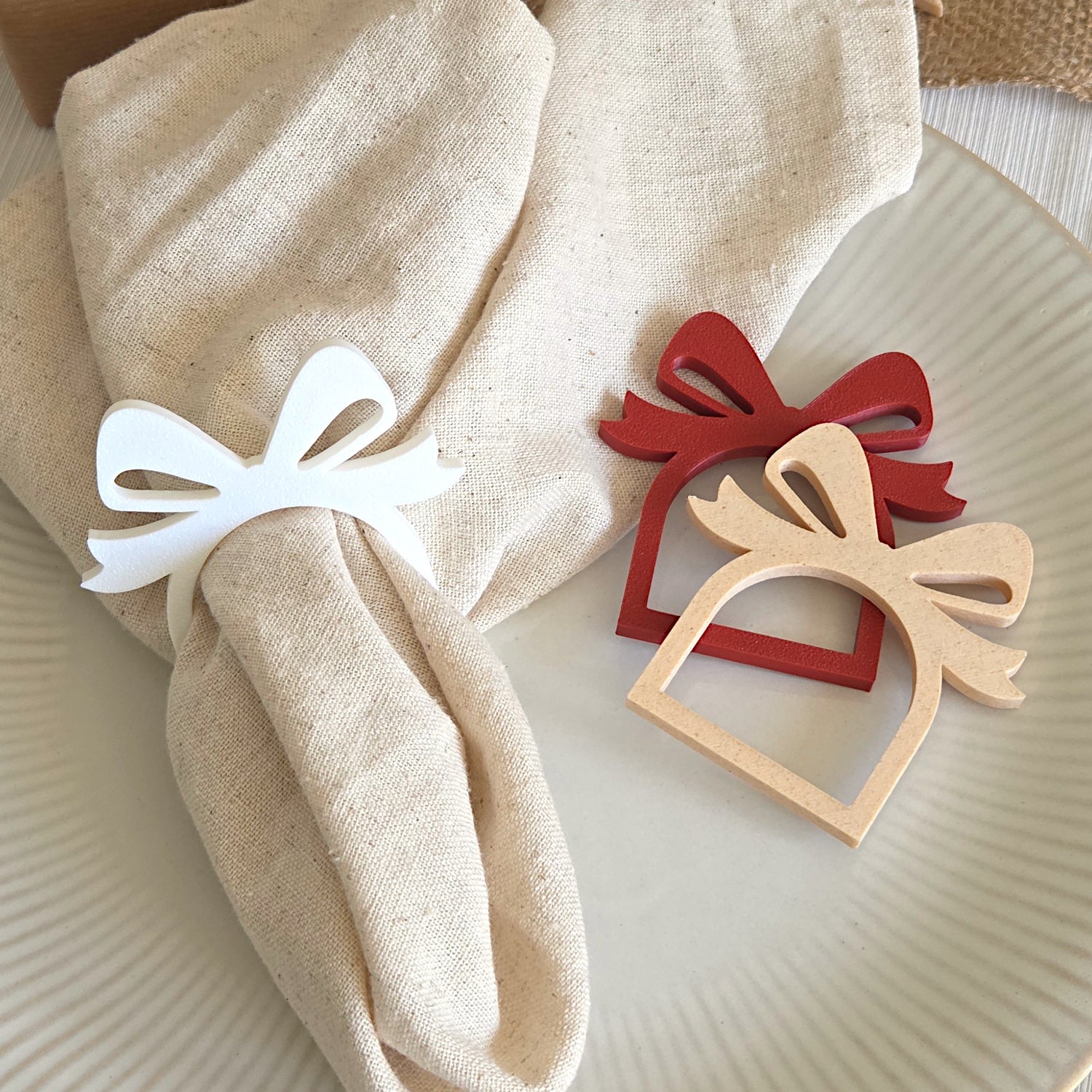 Servietringe med sløjfe design vist på serviet i forskellige farver