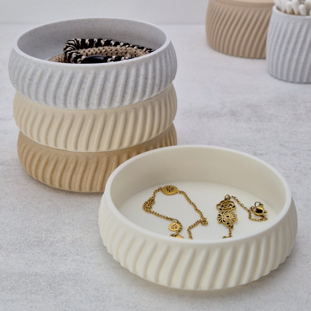 Smykkefad i hvid vist med guldsmykker – funktionel og elegant detalje i roligt interiør