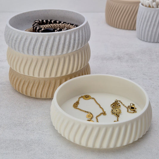 Smykkefad i hvid vist med guldsmykker – funktionel og elegant detalje i roligt interiør