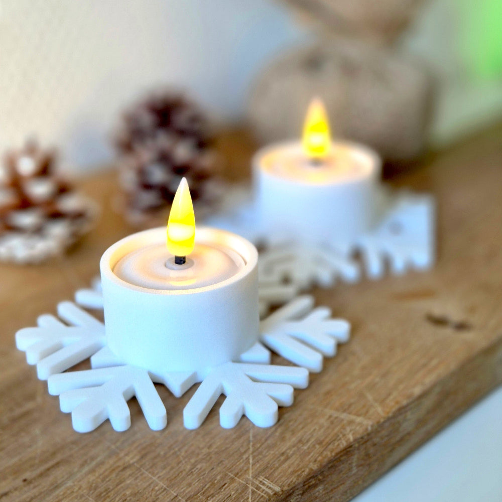 Snefnug-formet fyrfadsstage med LED-fyrfadslys i hyggelig juleopdækning