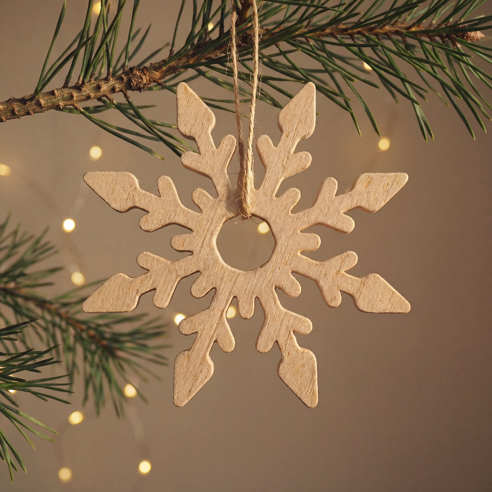 Snefnug julepynt i dansk design til juletræ eller adventsgaver – dekorativt ophæng i birk