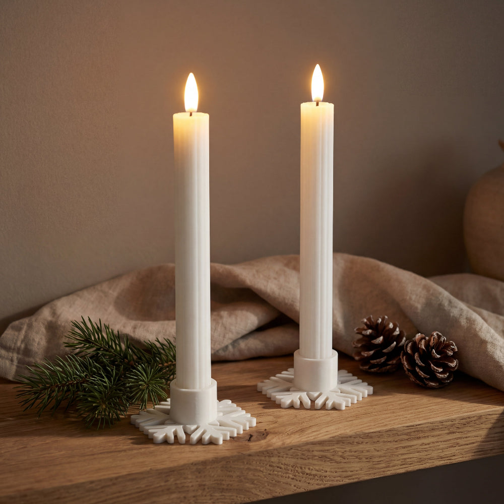 Snefnug LED lysestage til kronelys i hvid – minimalistisk julepynt med varmt lys uden stearin